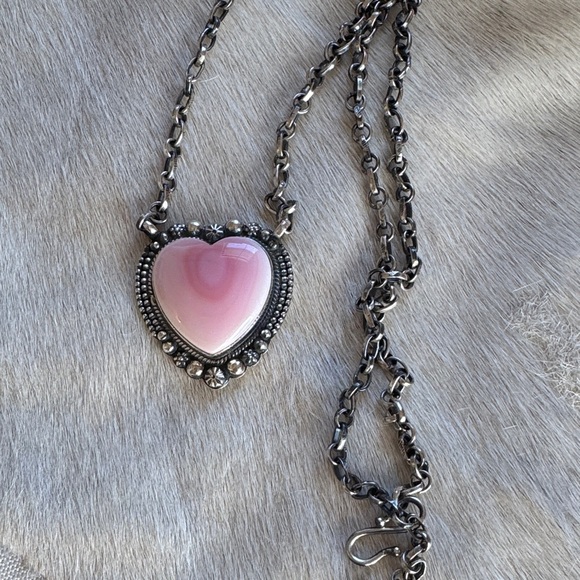 Pink Conch Heart Pendant Necklace - Picture 3 of 3